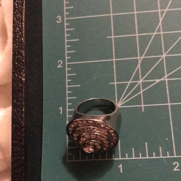 Round Rhinestone dinner ring. - Picture 4 of 4